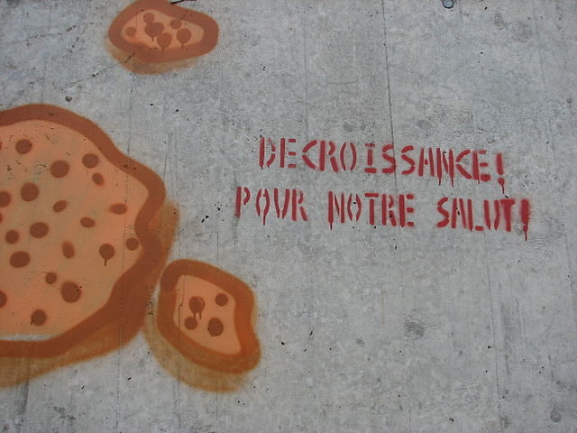 Degrowth graffiti on a wall in Neuchâtel.