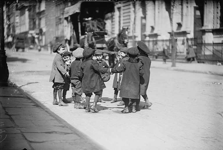 Children_playing_in_street,_New_York