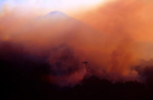 helicopter fighting wildfire