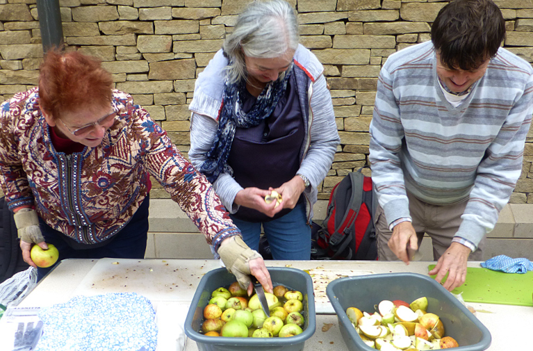 apple pressing