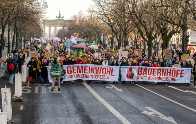 Wir haben es satt! demonstrators make their way up Berlin’s Unter den Linden with banners that say “Common good before corporate interests” and “Farms not agri-industry”. Photo: Fabian Melber/www.wir-haben-es-satt.de